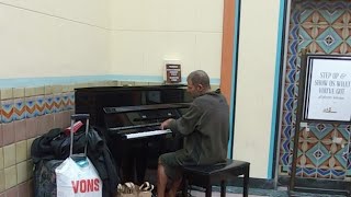 Indigente Tocando El Piano En Estacion De Los Angeles Indigente Tocando El Piano En Estacion De Los Angeles