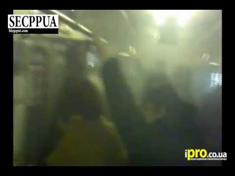 Горит станция метро Осокорки в Киеве - видео из вагонов