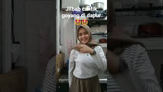 Jilbab cantik semok goyang di dapur