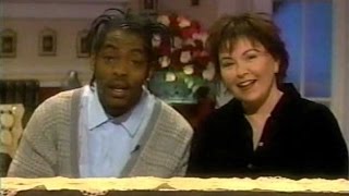 Roseanne Barr And Coolio Sing The All In The Family Theme Song