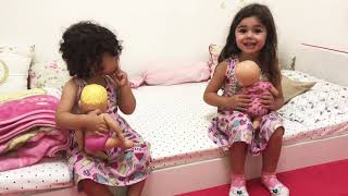 Brincando De Boneca Com A Irmã
