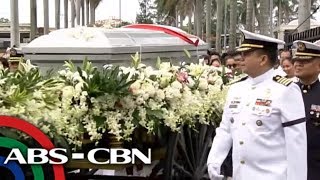 TV Patrol: Emosyon bumuhos sa libing ni Roilo Golez