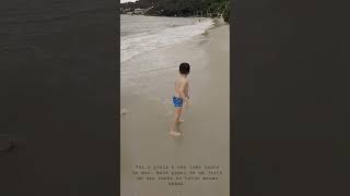 Bebê Vai A Praia E Não Quer Tomar Banho De Mar , Papai Da Banho De Balde Né...