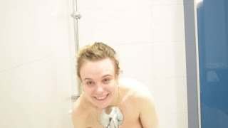 SHOWER TOUR | Naked Andrea Éva Győri tries out our bathroom