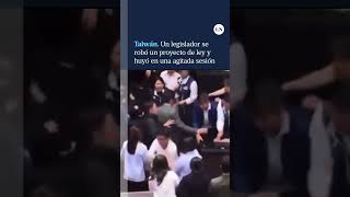 Insólita Pelea En El Parlamento De Taiwán: Un Legislador Se Robó Un Proyecto De Ley Y Huyó