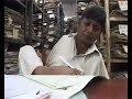 هندي يمارس اشغاله بقدمه