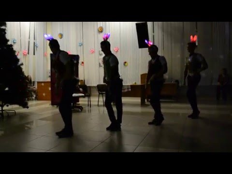 Танец на новый год в школе с мальчиками Танец на новый год в школе с мальчиками