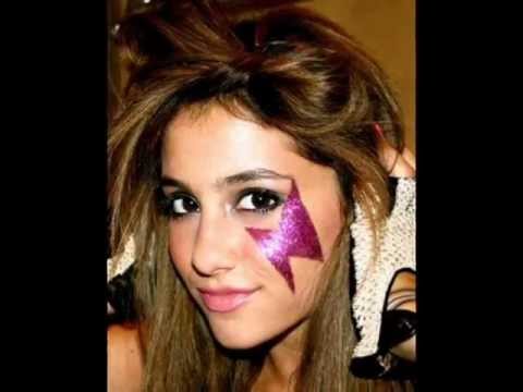 Ariana Grande's natural hair color is brown In 2009 Ariana had to dye her