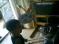 Mateo tocando bateria