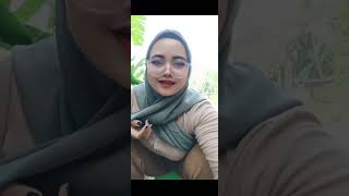 Bunda Cantik Lagi Duduk Santai Diluar Rumah Dekat Belakang Perkarangan Rumah Udaranya Segar