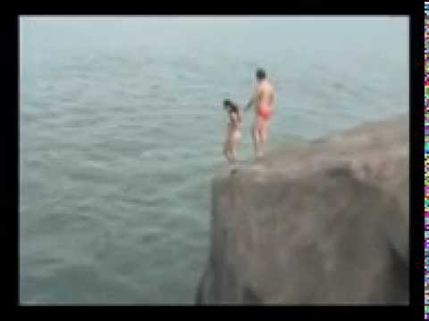 Пляжный секс влюблённой пары подглядывает неизвестный оператор с камерой