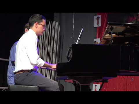 Tocando Hay un amigo en mí en el concierto de fin de curso en el Espacio Vías el 10.6.2022.