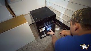 Finding Abandoned Safe While Dumpster Diving - After Christmas DAY Trash Picking! Finding Abandoned Safe While Dumpster Diving - After Christmas DAY Trash Picking!