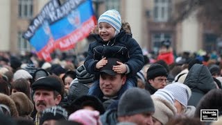Жители Донбасса на праздничном митинге в Донецке. Найдите себя )))