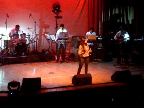Shreya Ghoshal Live - Dola Re Dola - Devdas - London 2010.MPG...