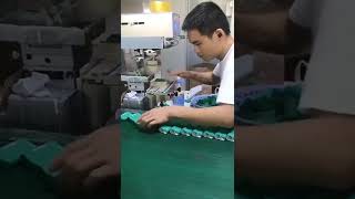 Operador De Una Fabrica Rotulando Unos Encendedores A Toda Velocidad 720P Hd