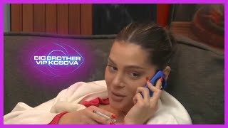 Lela Ngjallë Të Qeshura Gjatë Bisedës Në Telefon Jo, Leo Nuk Është Aspak Xheloz