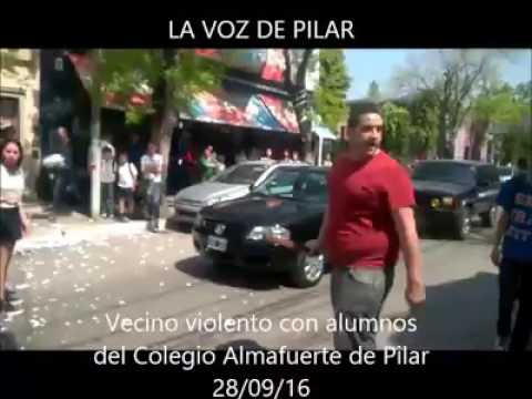un vecino se canso de los ruidos de los estudiantes y los ataco con un palo en plena calle un vecino se canso de los ruidos de los estudiantes y los ataco con un palo en plena calle