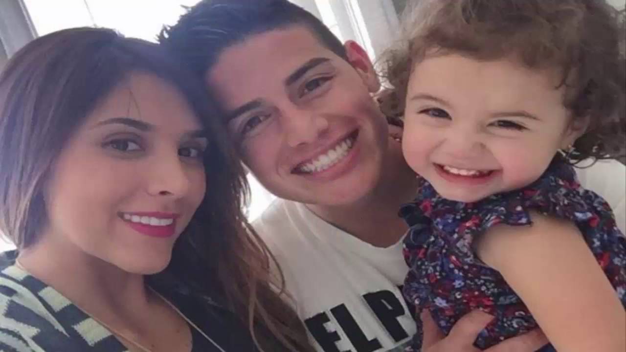 Familienfoto von Fußballer, heiratet zu Daniela Ospina ,erkennt für Colombia National Football Squad, AS  Monaco, Real Madrid & World Cup 2014.
  