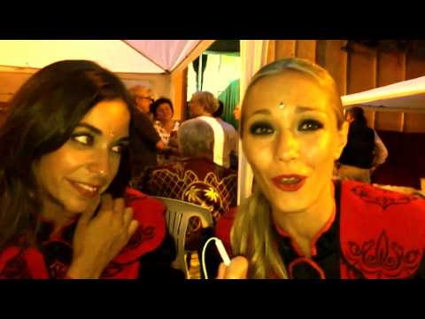 Las artistas Carlota Baró, Sara Gómez y Francisco Ortiz en las fiestas de Villena