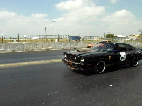 carrera de autos vintage oldschool en el autodromo monterrey el domingo 5