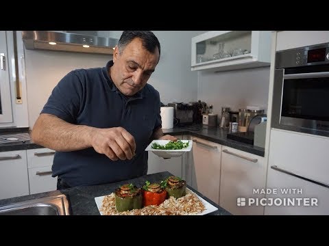 Болгарский перец фаршированный мясом и овощами с гарниром из жаренной вермишели с рисом Болгарский перец фаршированный мясом и овощами с гарниром из жаренной вермишели с рисом