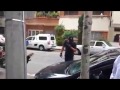 Policía mexicano se pone violento y acaba dando un puñetazo solo porque lo graban