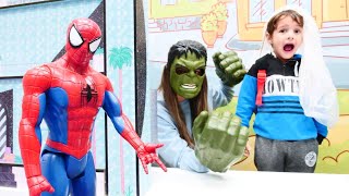 Süper Kahraman Örümcek Adam Atlası Okula Göndermeyince Hulk Yardıma Geliyor Çocuk Videoları