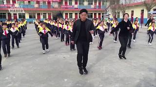 Çin'de bir okul müdürü, derse başlama rutinini dansa çevirdi
