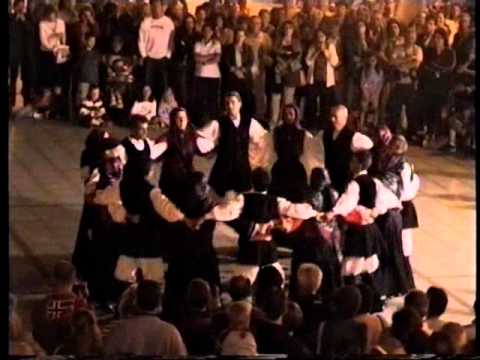 Sardegna santa Teresa Gallura ballo folk in piazza