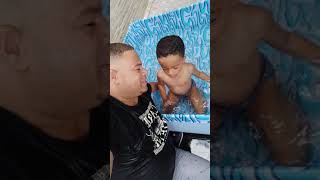 Banho De Piscina Com O Papai