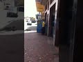 Funcionário do correio entregando propaganda da Dilma