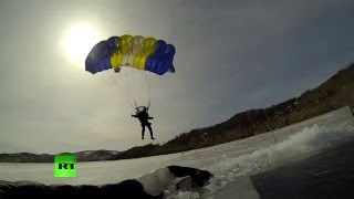 Российские парашютисты прыгнули в прорубь на Байкале с высоты 1,5 км
