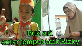 Lasmani Sui Ngantar Adik Rizky Sekolah