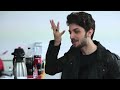 TV Vogue: Chay Suede em ping-pong nos bastidores da Vogue Brasil