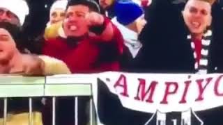 Bayern Müni̇h - Beşi̇ktaş Maçinda El Hareketi̇ Çeken Adam