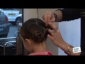 coiffer les cheveux bouclés d'une petite fille
