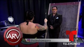 Un hombre canta ópera mientras su pareja le lanza cuchillos | Al Rojo Vivo | Telemundo