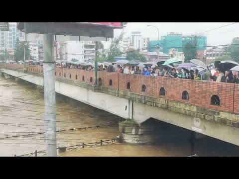 तिन दिन देखिको अविरल बर्षा पछि काठमाडौंको बागमती र बिष्णुमति नदिमा  आएको भयानक बाढीको दृश्य 😢😢