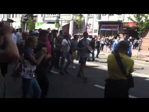Донецкие братки-урки-"анти"-фашисты бьют митингующих Киев 18.05.2013