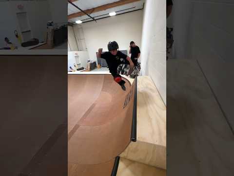 8 year old shredding a bowl like a pro‼️🤘🏽 #skateclipsdaily #miniramp #skateboarding #skateramp