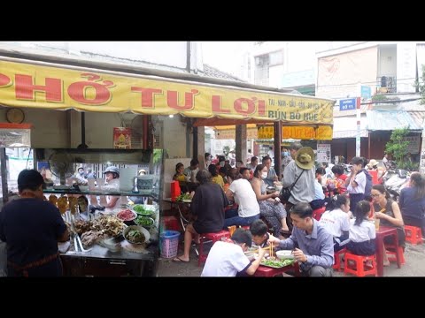Quán Phở Bò nổi tiếng quận 7 khách đông như hội nhân viên làm luôn tay