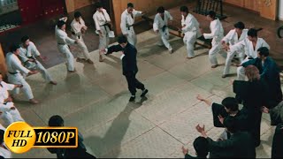 Bruce Lee beats up all the students of the Japanese martial arts school at once 