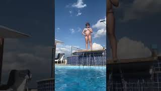 Yasmin Pulando Na Piscina
