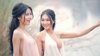 Dua Gadis Cantik Telanjang Di Alam Terbuka