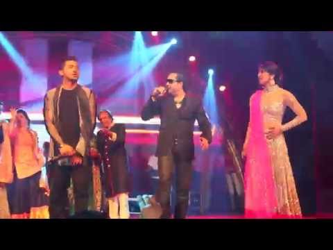 Mika Singh performing with Priyanka Chopra & Yo Yo Honey Singh...