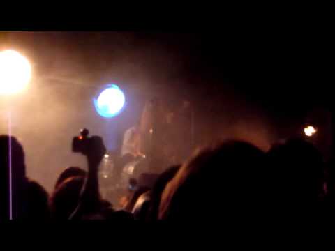 Lorde performing "Ribs" & "Hold My Liquor" (Kanye West Cover) live @ the Fillmore September 27, 2013