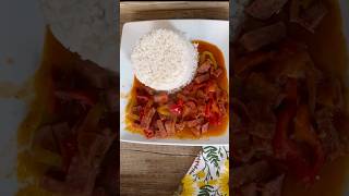 Salami Guisado Con Arroz Blanco