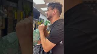 Kafasına Ağda Yaptıran Adam