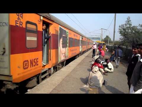WAP-7 Sealdah Rajdhani warning children to clear the way !!!